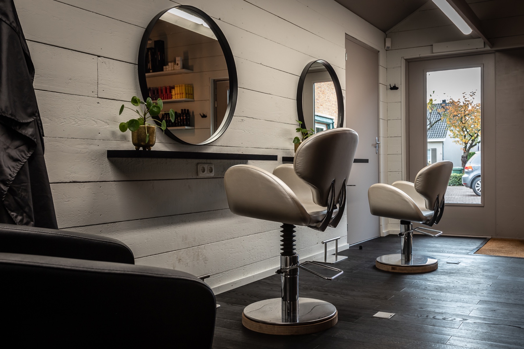 Interieur van een kapsalon met ronde spiegels
