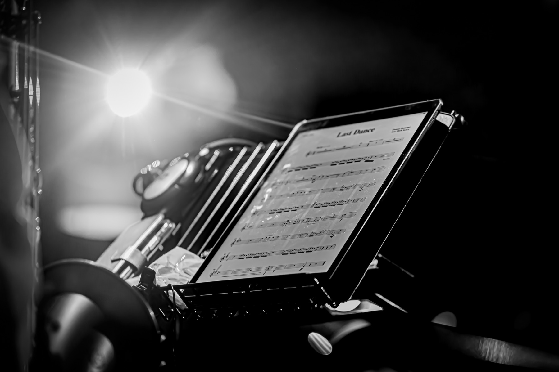 Bladmuziek en instrumenten in podiumlicht