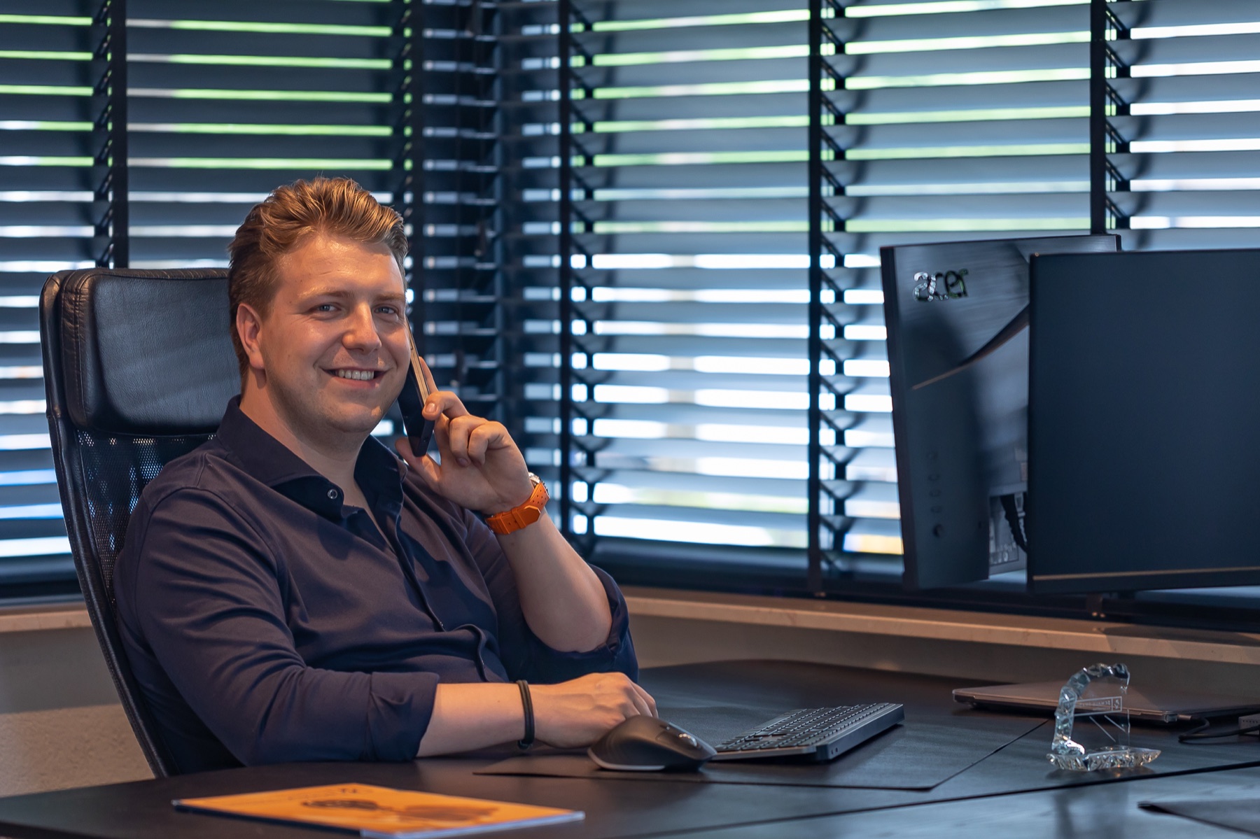 Zakelijk portret aan de telefoon op kantoor
