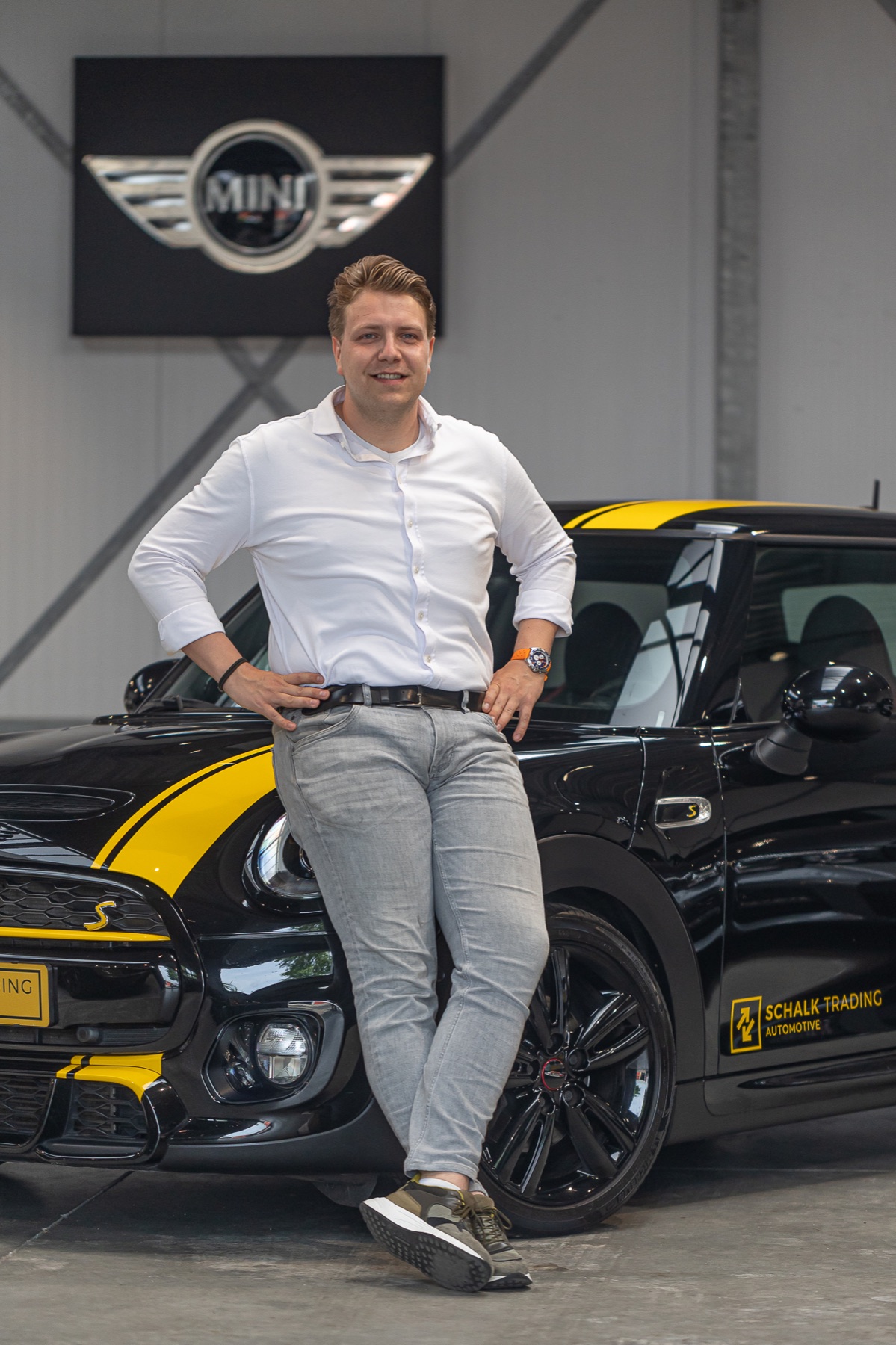 Portret bij een Mini in de showroom