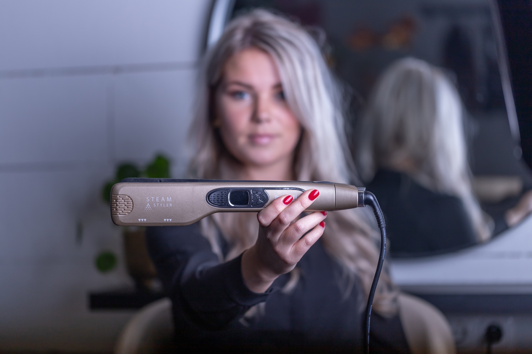 Presentatie van een stijltang in een kapsalon