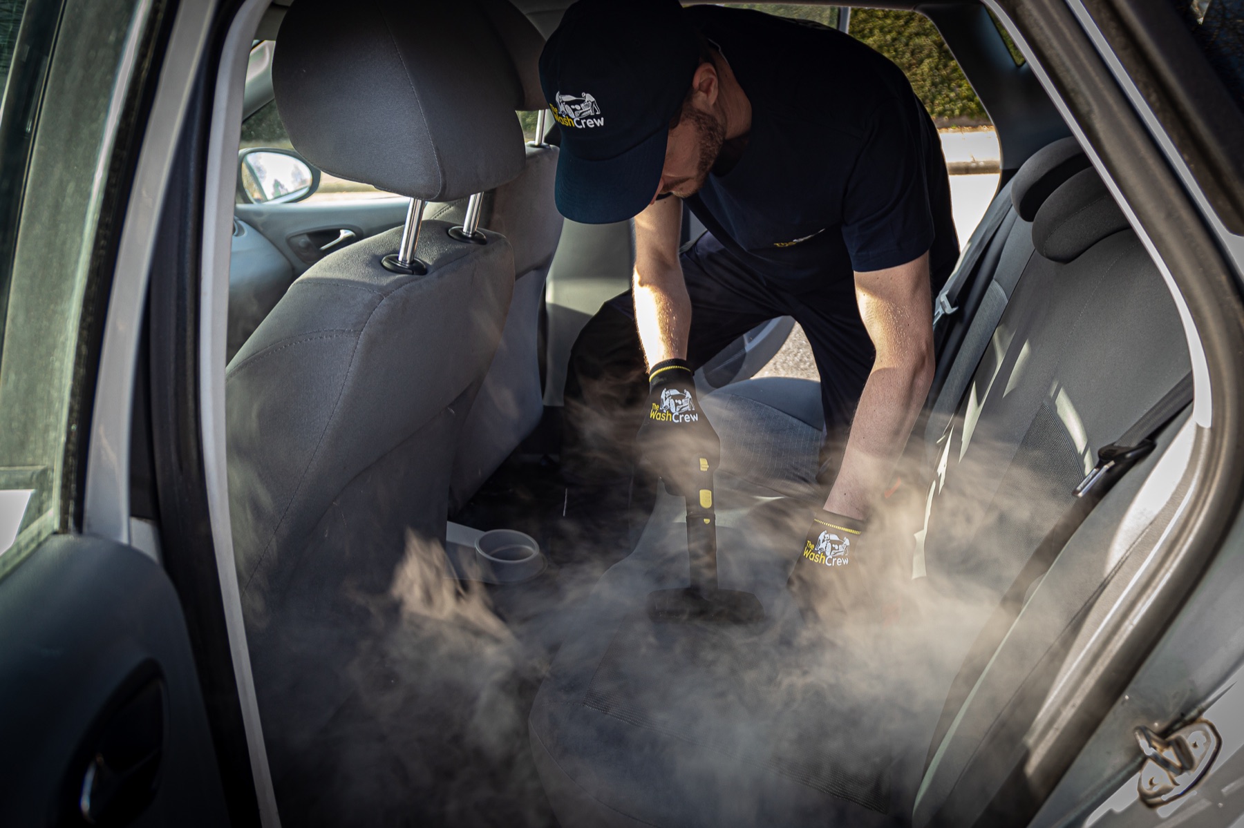 Stoomreiniging van een auto-interieur