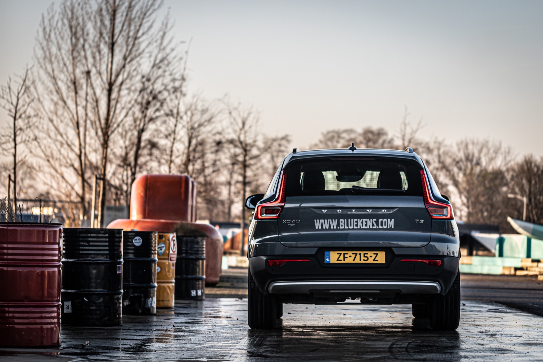 Achterzijde van een Volvo op een industriële locatie