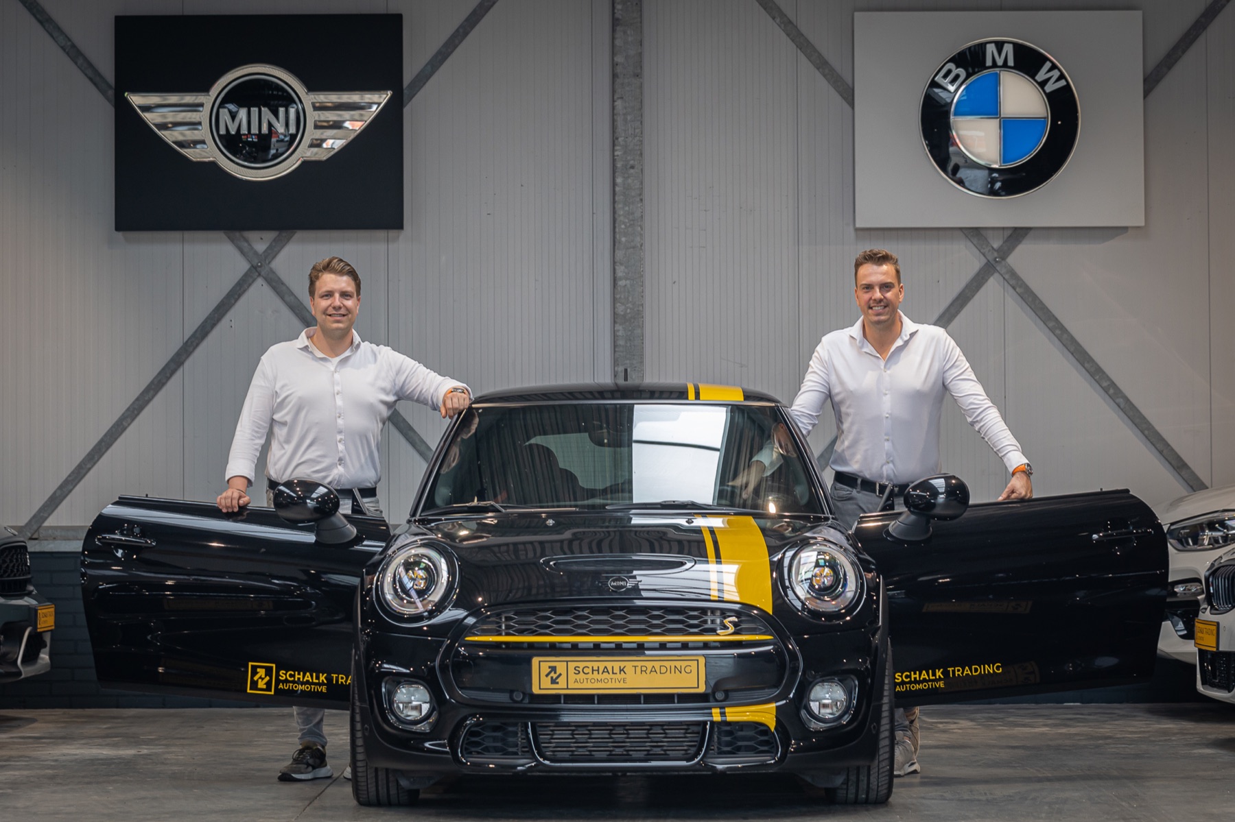 Twee mannen met een Mini in de showroom