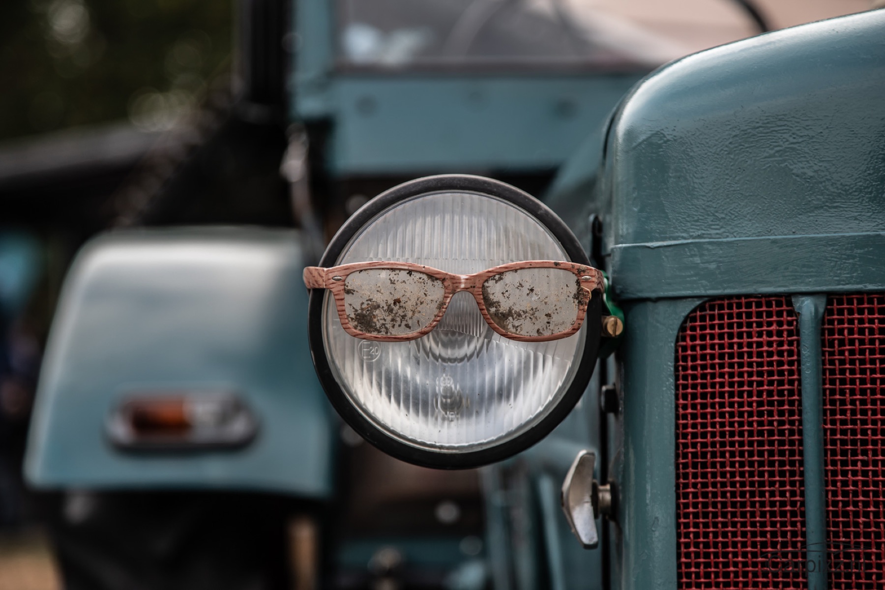 Koplamp van een oude auto met een zonnebril