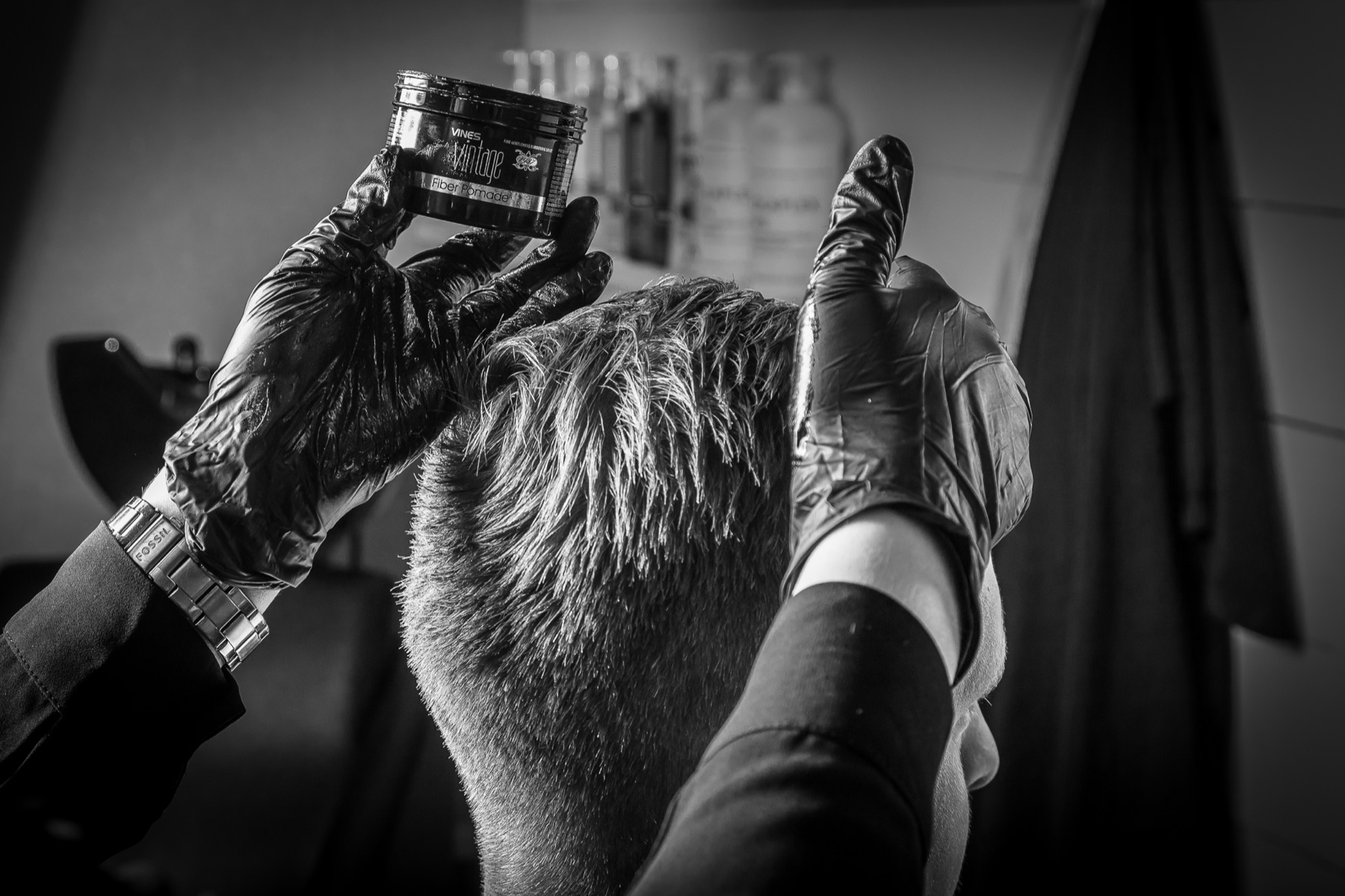 Haarstyling met pommade in zwart-wit