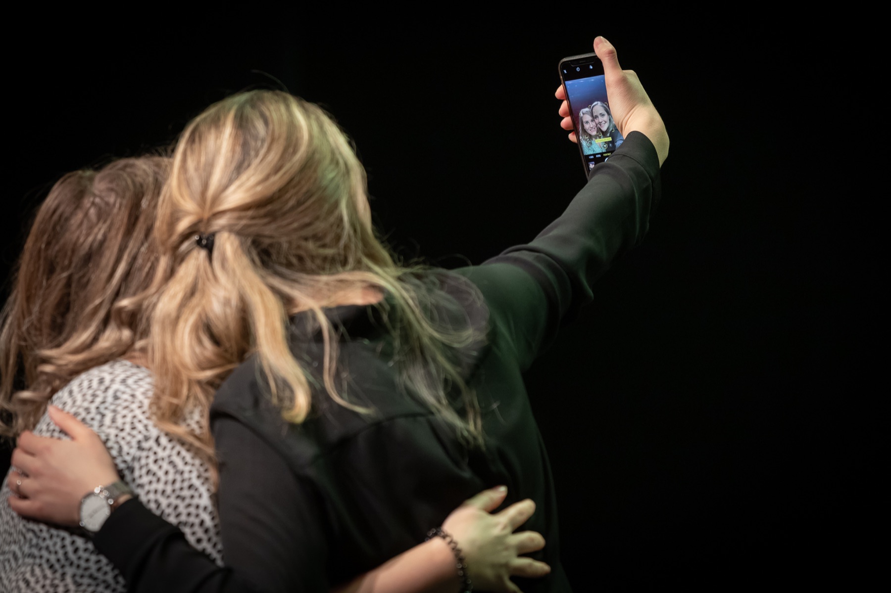 Twee bezoekers maken samen een selfie
