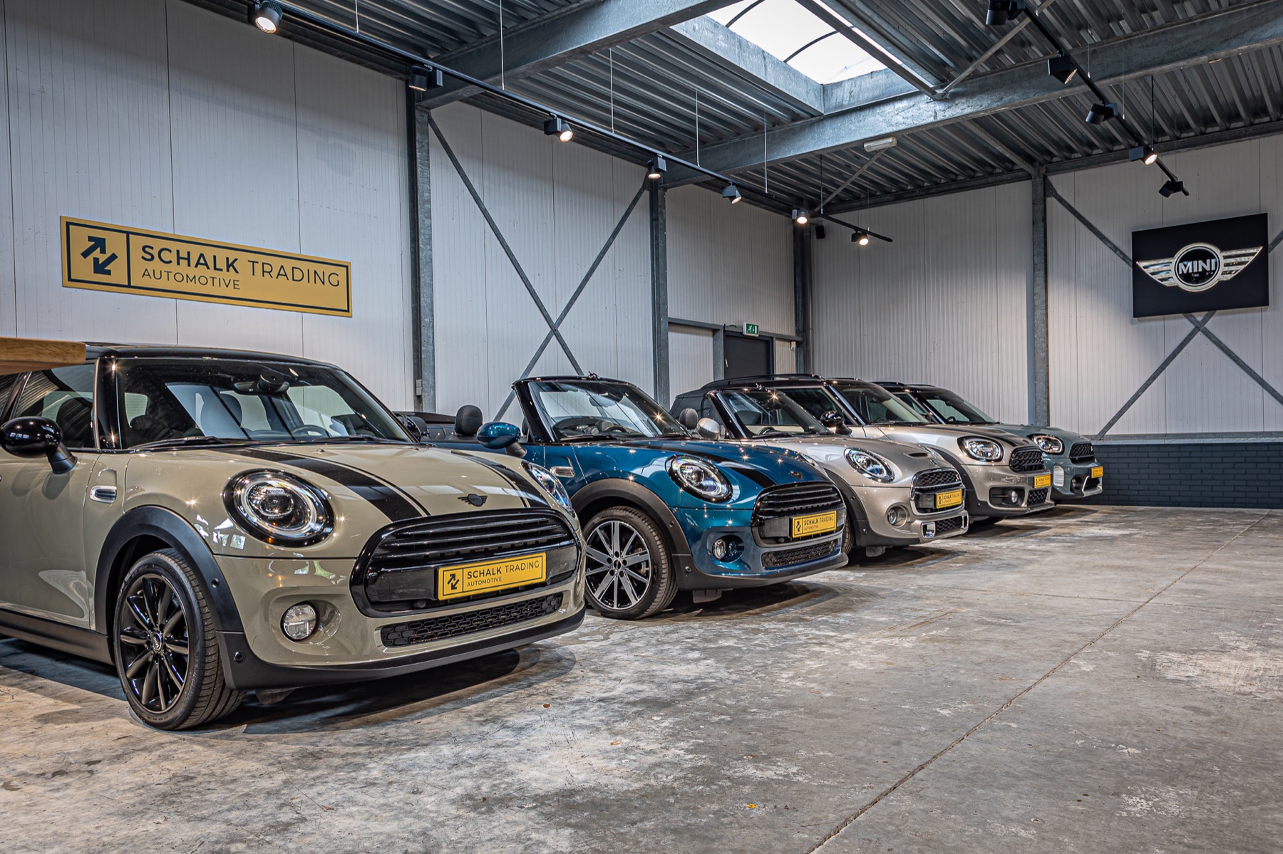 Rij Minis in een showroom