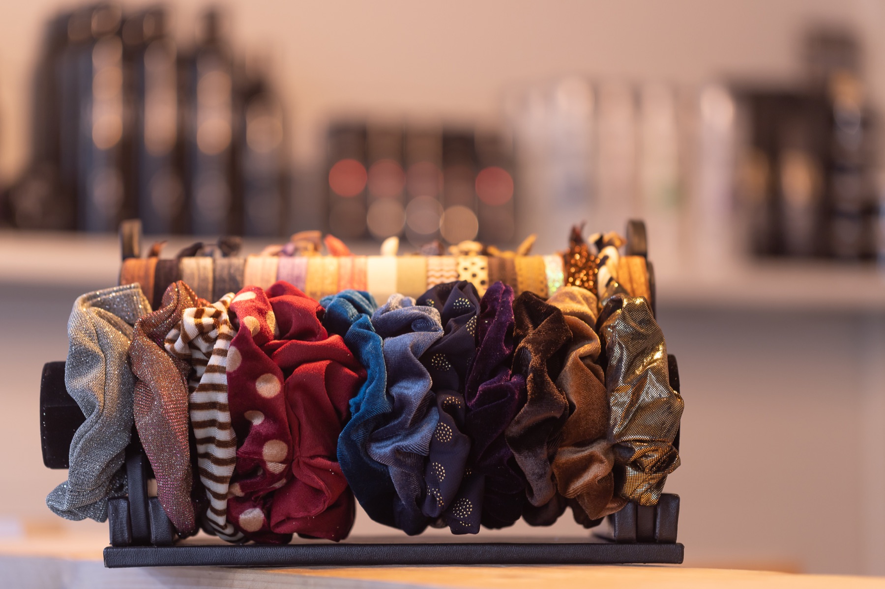 Kleurrijke haaraccessoires op een display