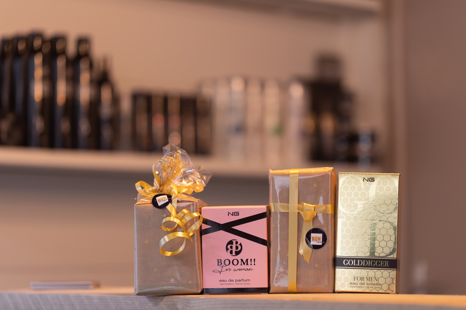 Parfum en cadeauverpakkingen op een toonbank