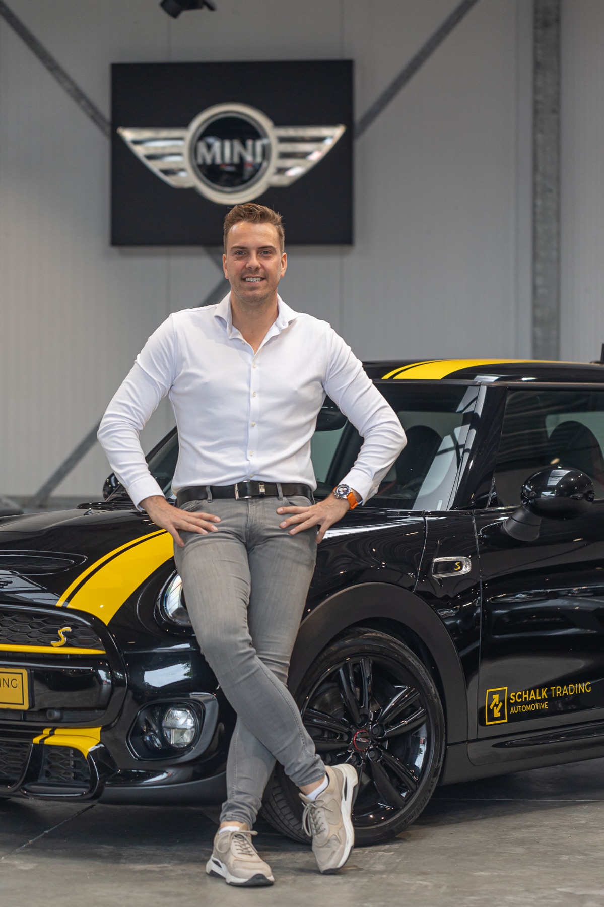 Staand portret naast een Mini
