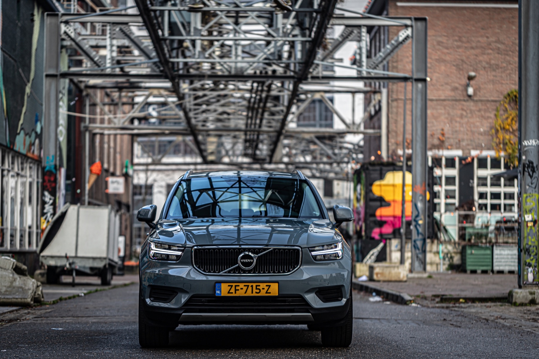 Volvo op een industriële locatie